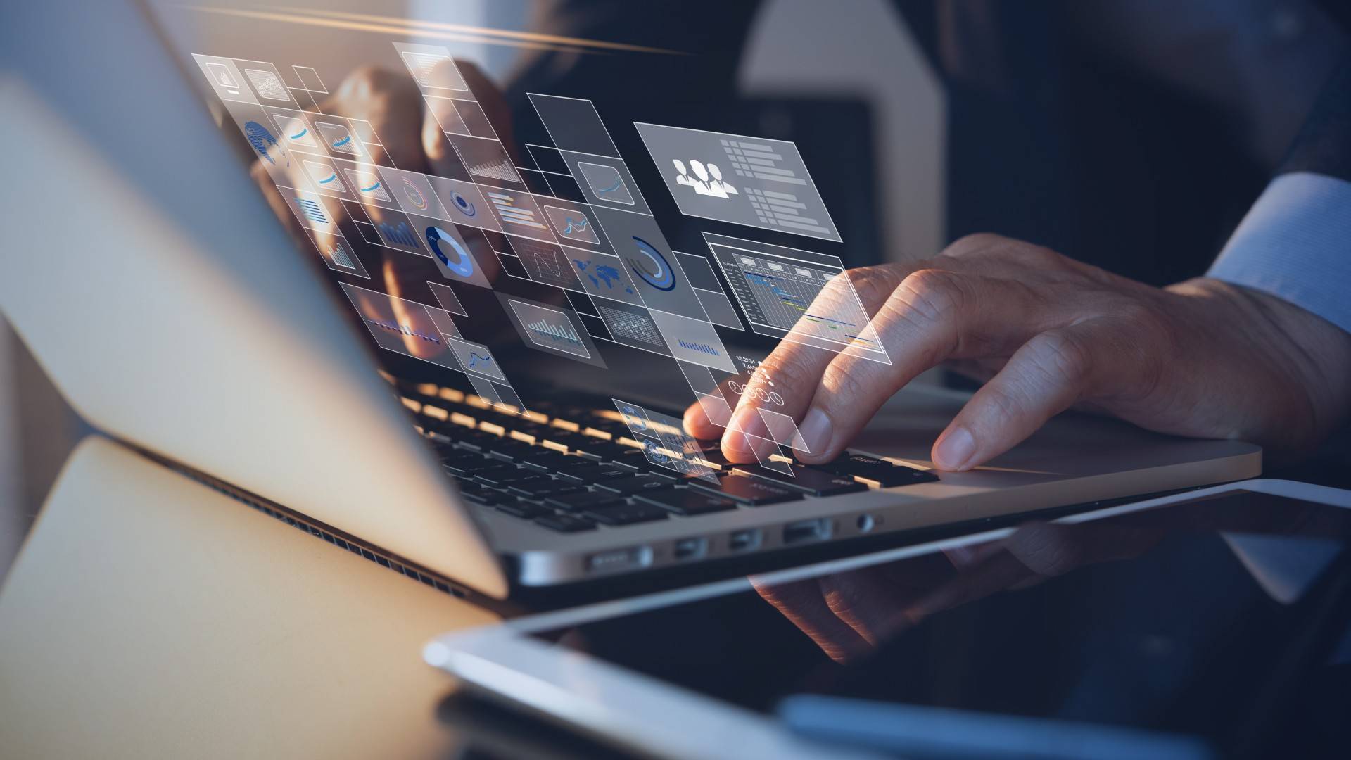 Nahaufnahme eines modernen Laptops mit den Händen eines Geschäftsmannes, der digitale Technologien benutzt