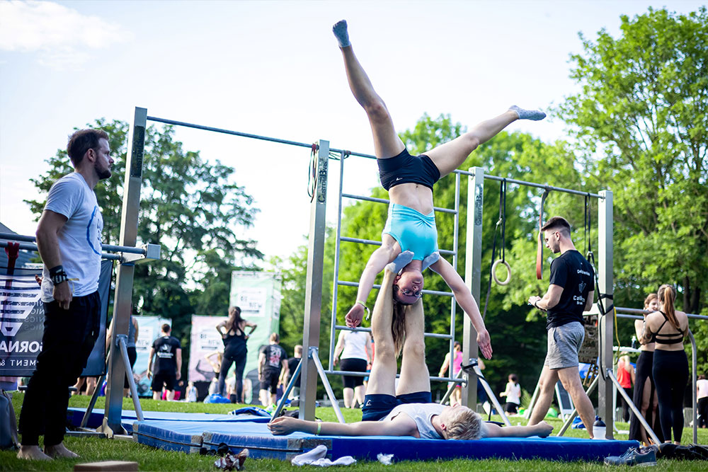 zu zweit praktizierte Acro Yoga